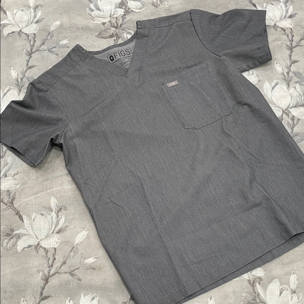 Figs Men’s Leon Three-Pocket Scrub Top - Gray Scrub Top XS